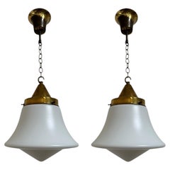 Paire de suspensions de plafond anciennes et vintage allemandes de style Bauhaus, en verre opalin et laiton