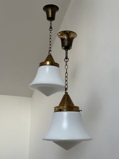 Paire de suspensions de plafond anciennes et vintage allemandes de style Bauhaus, en verre opalin et laiton