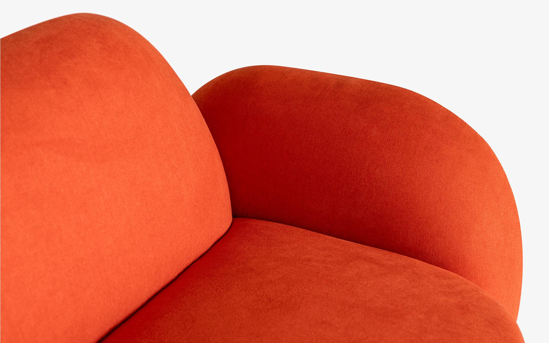 XXIe siècle et contemporain Canapé deux places Perk avec poches de rangement latérales - Organic Modern Form en vente