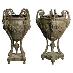 Coppia di grandi vasi in bronzo