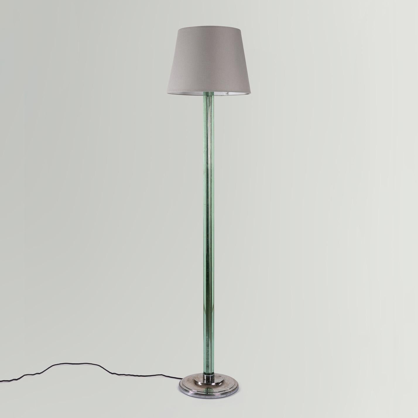 Plated Sculptural Tall Art Deco Floor Lamp in Chrome and Glass, 1930s For Sale