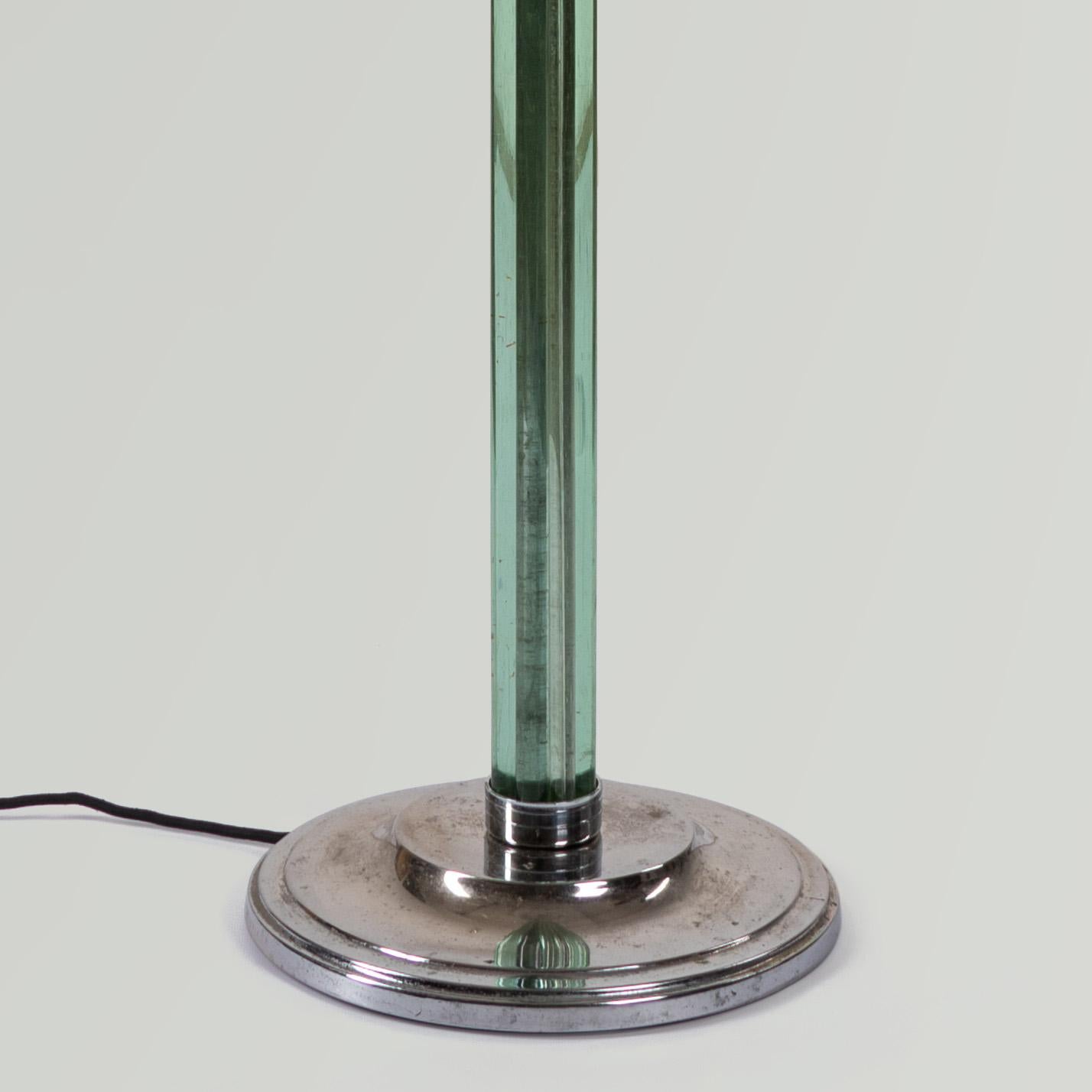 Skulpturale hohe Art-Déco-Stehlampe aus Chrom und Glas, 1930er Jahre (Beschichtet) im Angebot
