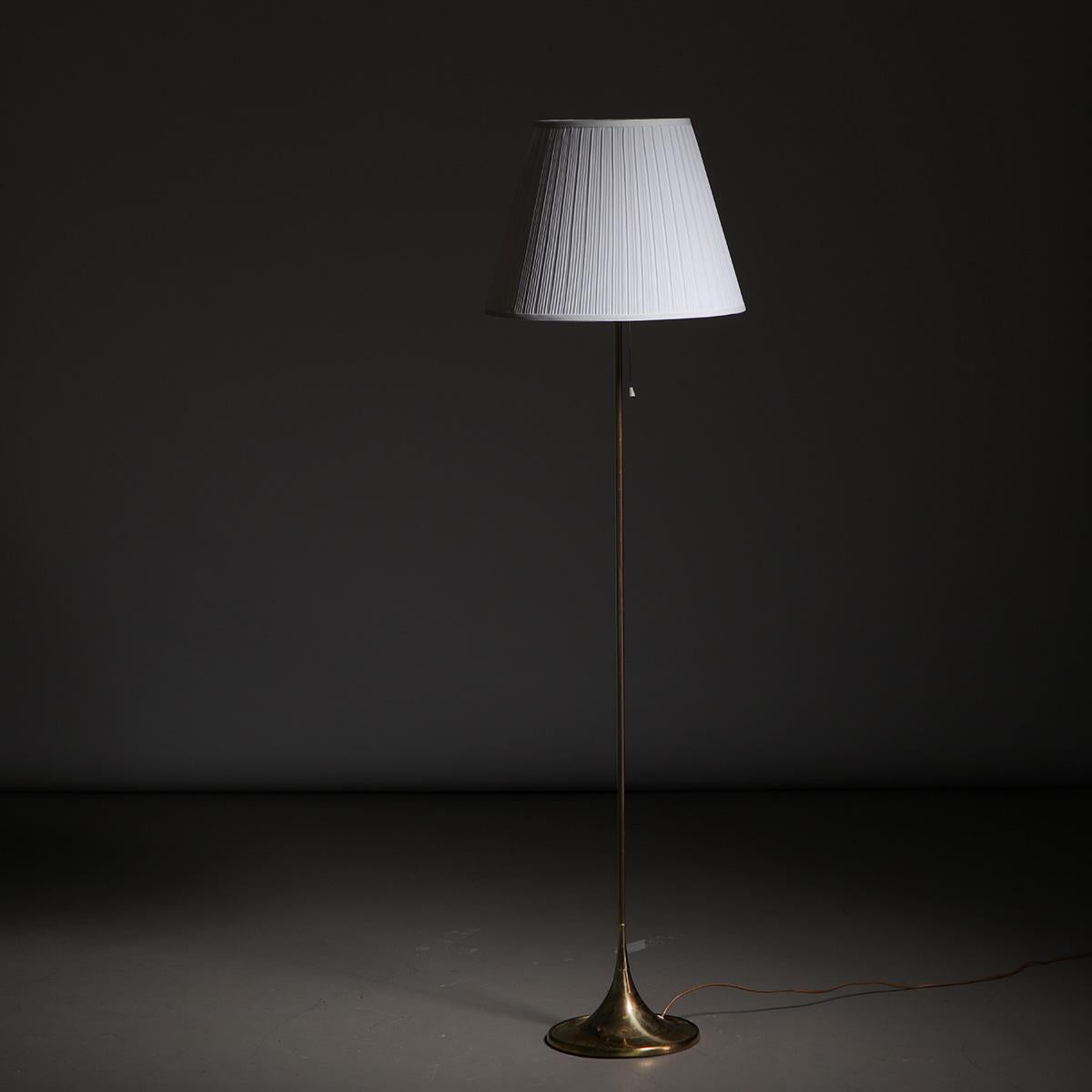 Scandinavian Modern Brass Floor Lamp Model G-024 by Alf Svensson and Yngvar Sandström, 1960s For Sale