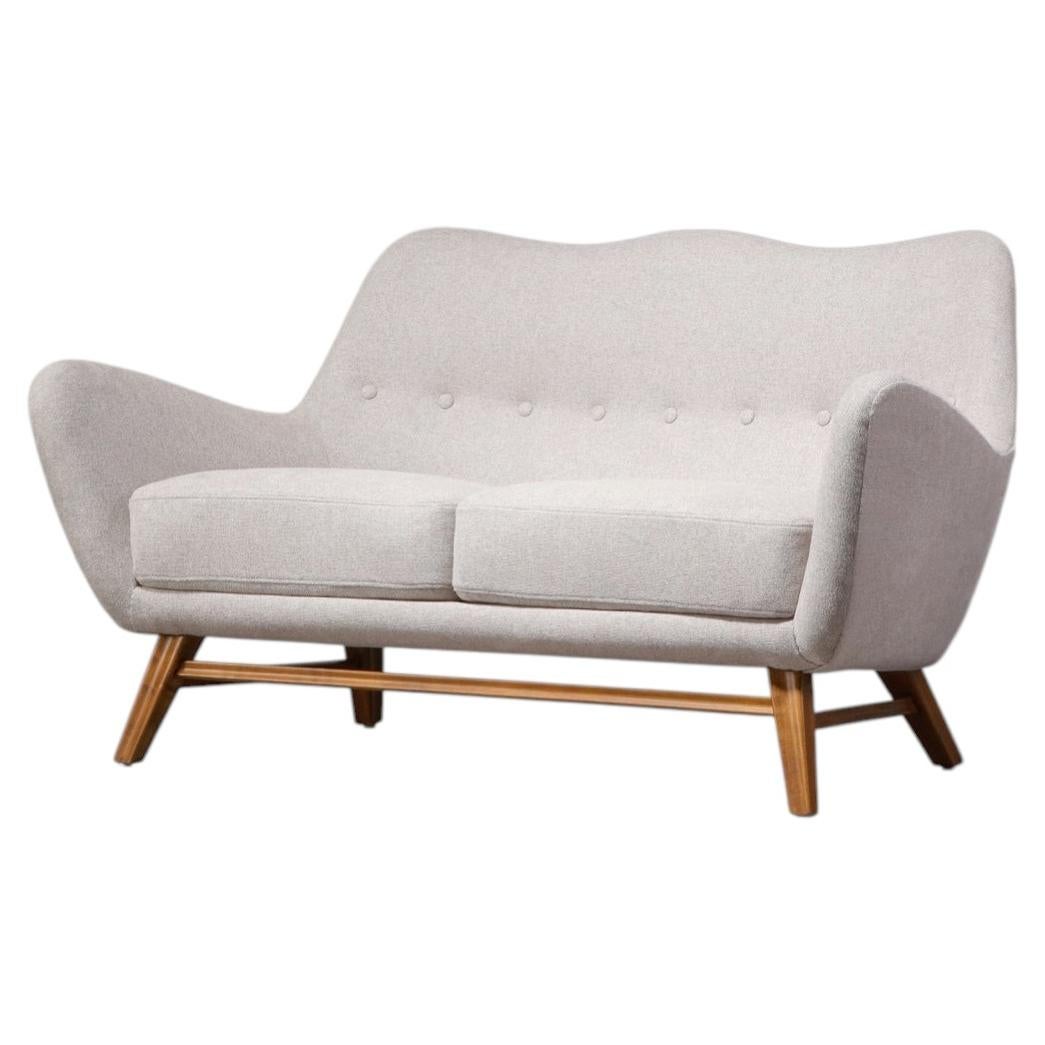 Schwedisches modernes Zweisitzer-Sofa aus hellem Stoff, 1950er Jahre
