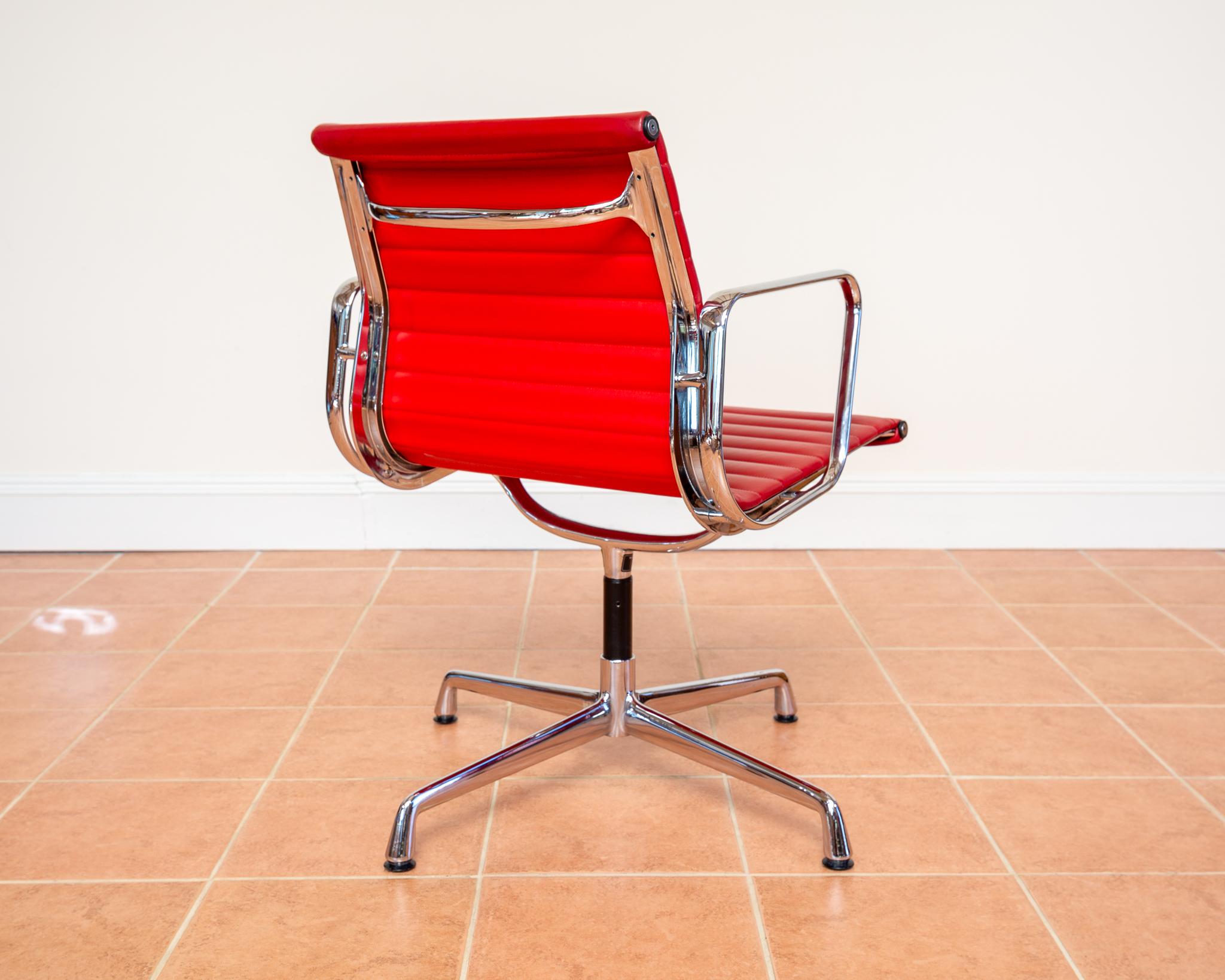Eames EA108 Armchair by ICF 1 of 4 MCM 1970er Drehstuhl Rotes Leder Chrom Aluminium (Moderne der Mitte des Jahrhunderts) im Angebot
