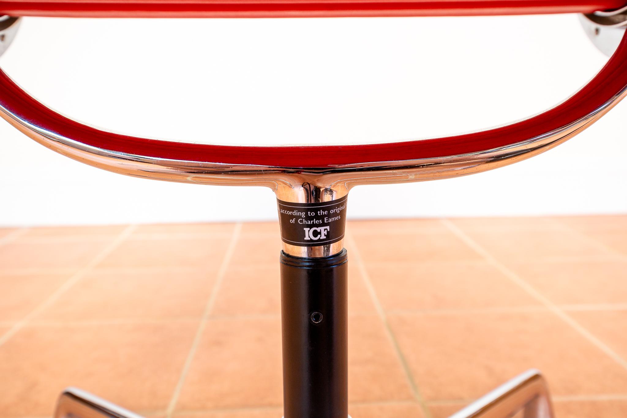 Eames EA108 Armchair by ICF 1 of 4 MCM 1970er Drehstuhl Rotes Leder Chrom Aluminium (Beschichtet) im Angebot