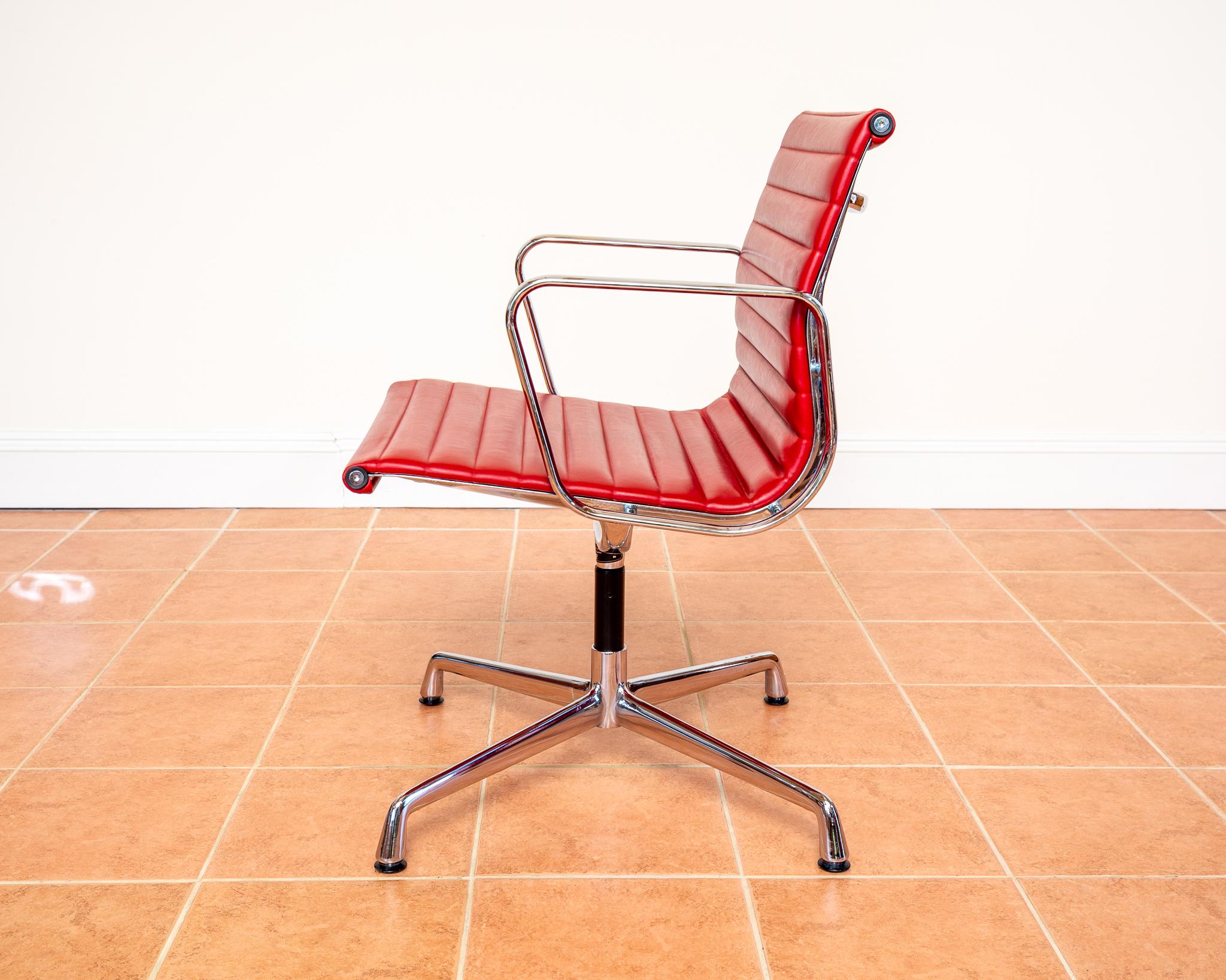 Eames EA108 Armchair by ICF 1 of 4 MCM 1970er Drehstuhl Rotes Leder Chrom Aluminium im Angebot 2