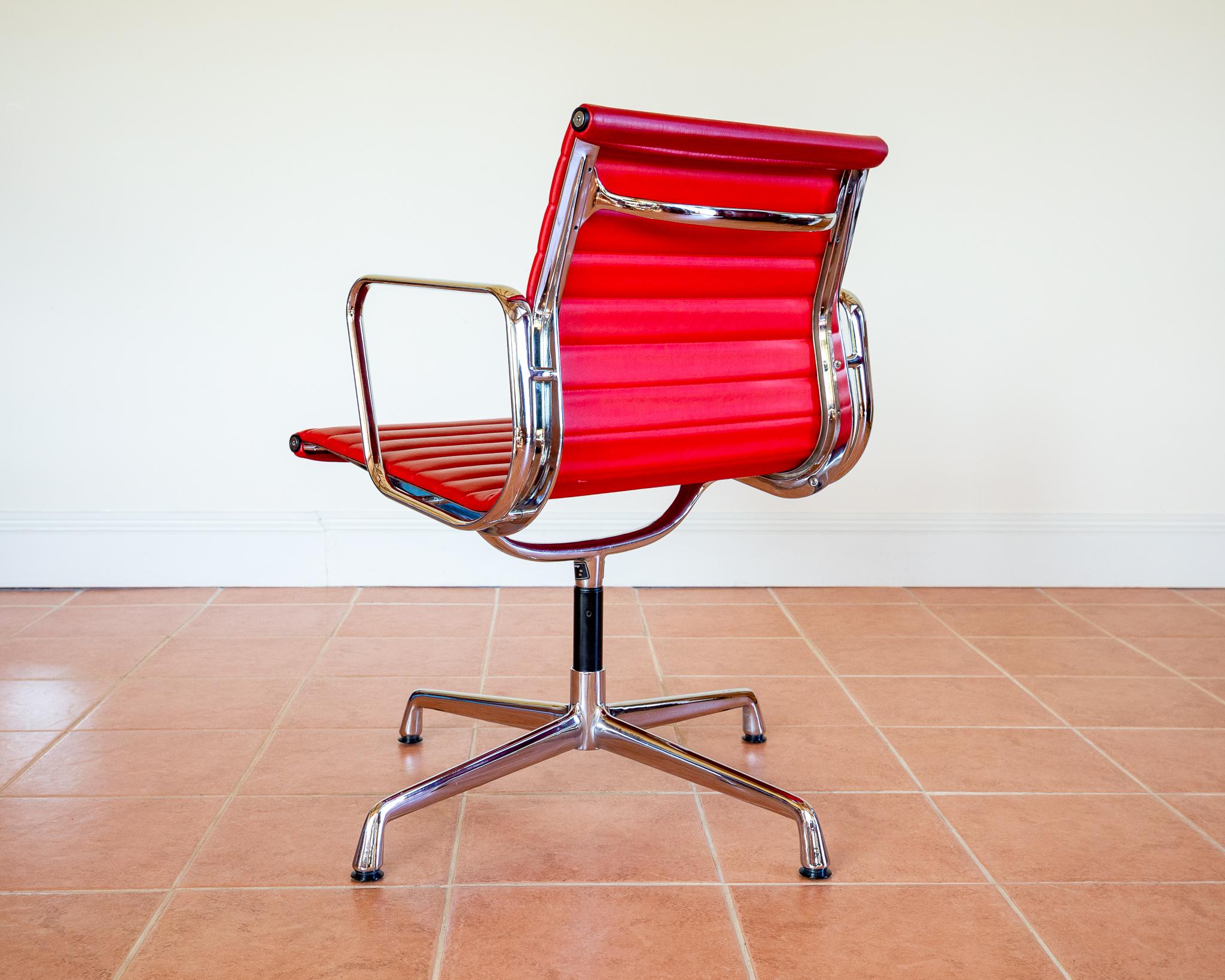 Eames EA108 Armchair by ICF 1 of 4 MCM 1970er Drehstuhl Rotes Leder Chrom Aluminium im Angebot 5