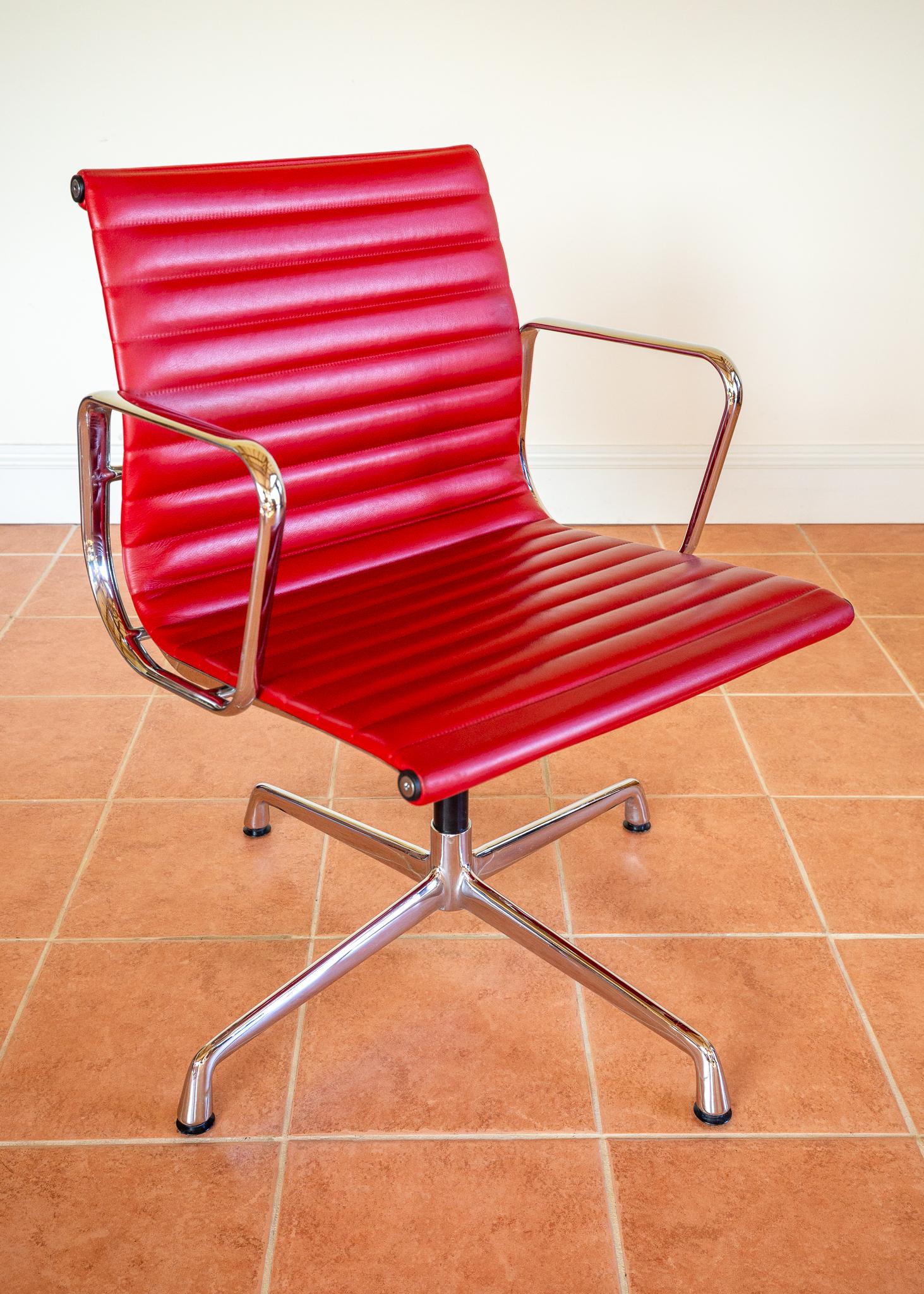 Eames EA108 Armchair by ICF 1 of 4 MCM 1970er Drehstuhl Rotes Leder Chrom Aluminium im Angebot 7