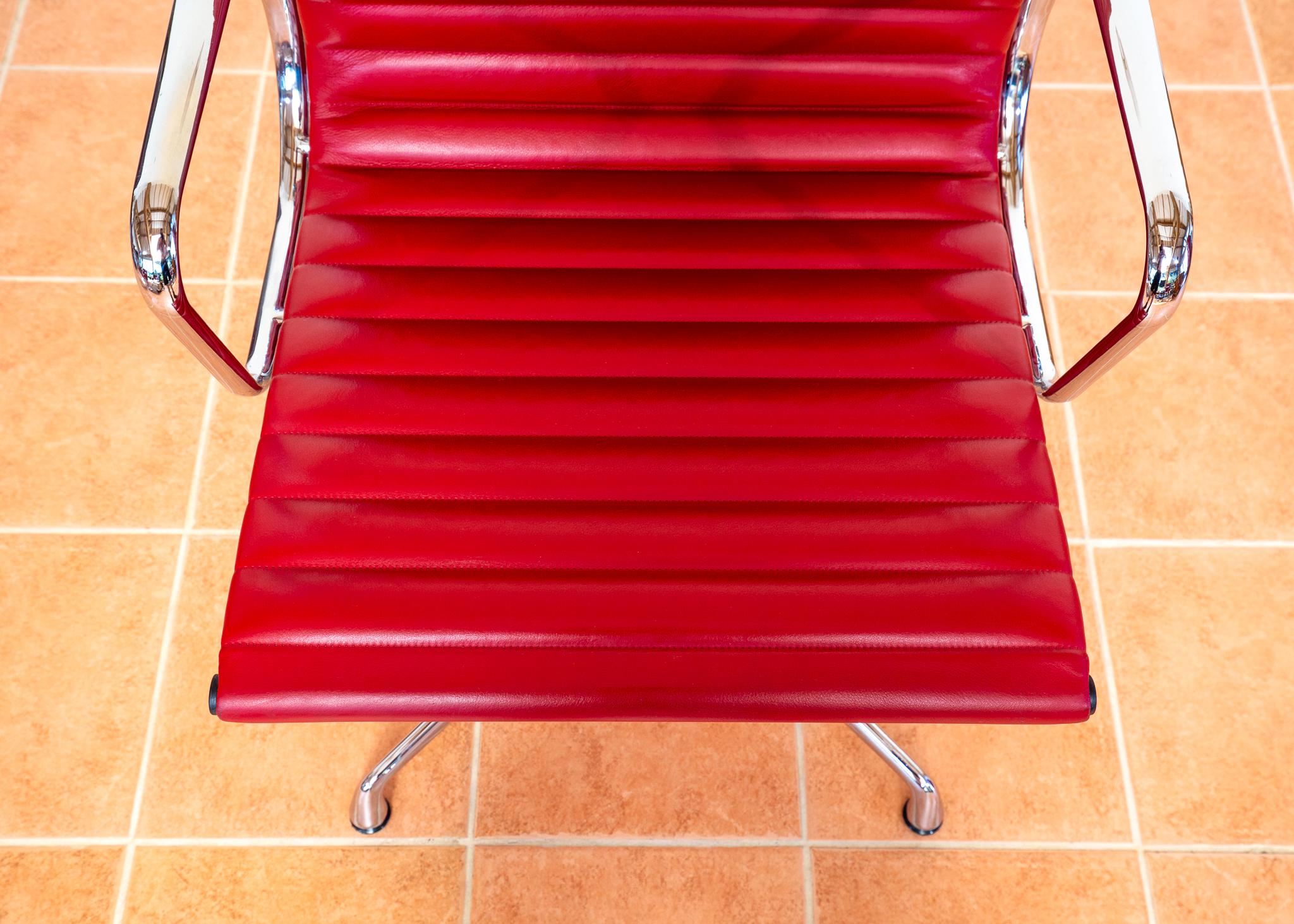Eames EA108 Armchair by ICF 1 of 4 MCM 1970er Drehstuhl Rotes Leder Chrom Aluminium im Angebot 12