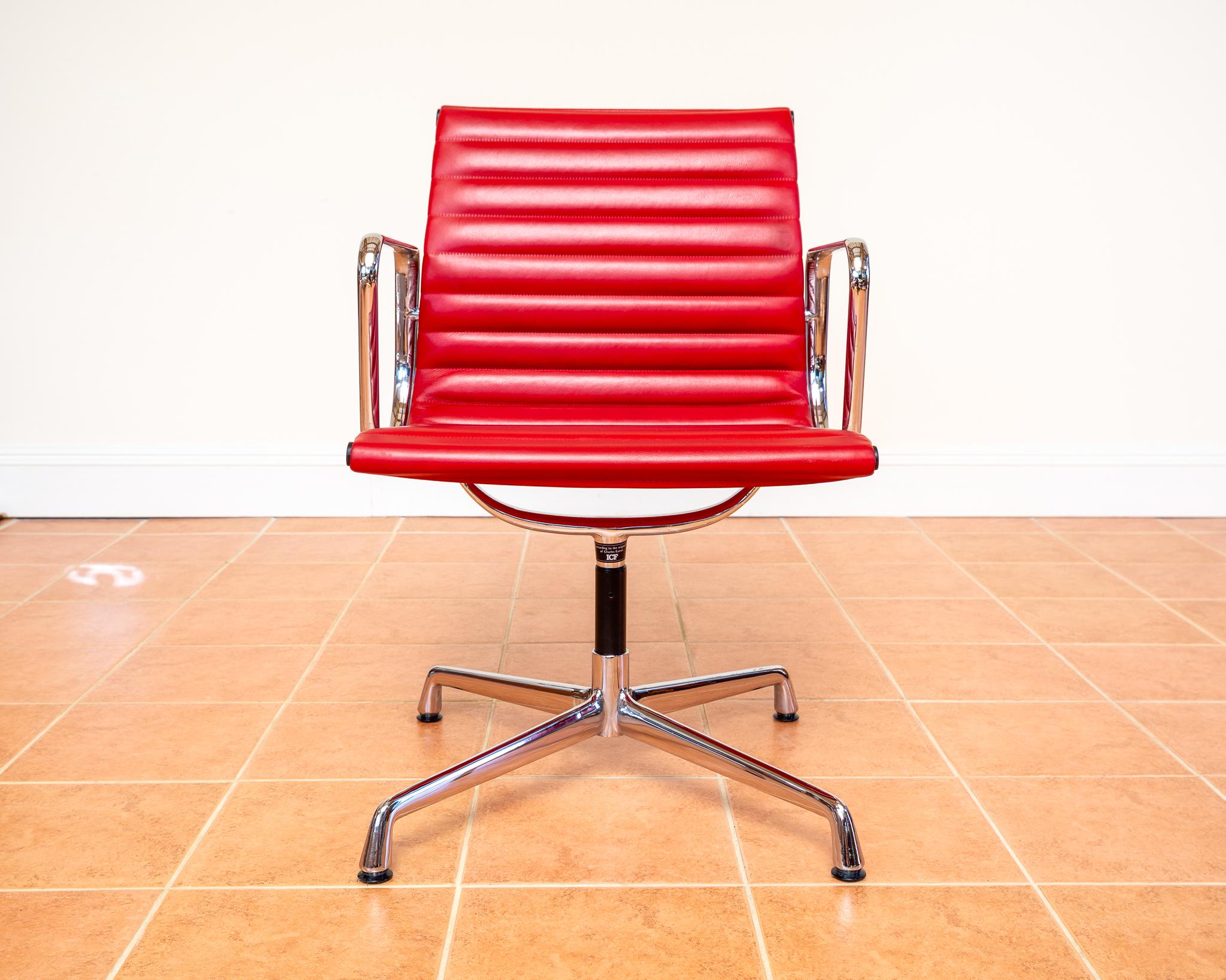 Einer von vier fabelhaften echten Vintage Eames EA108 verchromtem Aluminium und rotem Leder Drehsessel in ausgezeichnetem Zustand. Dieser wunderbare, elegante, vielseitige und schöne Stuhl, der 1958 von den Mid-Century-Giganten Charles & Ray Eames