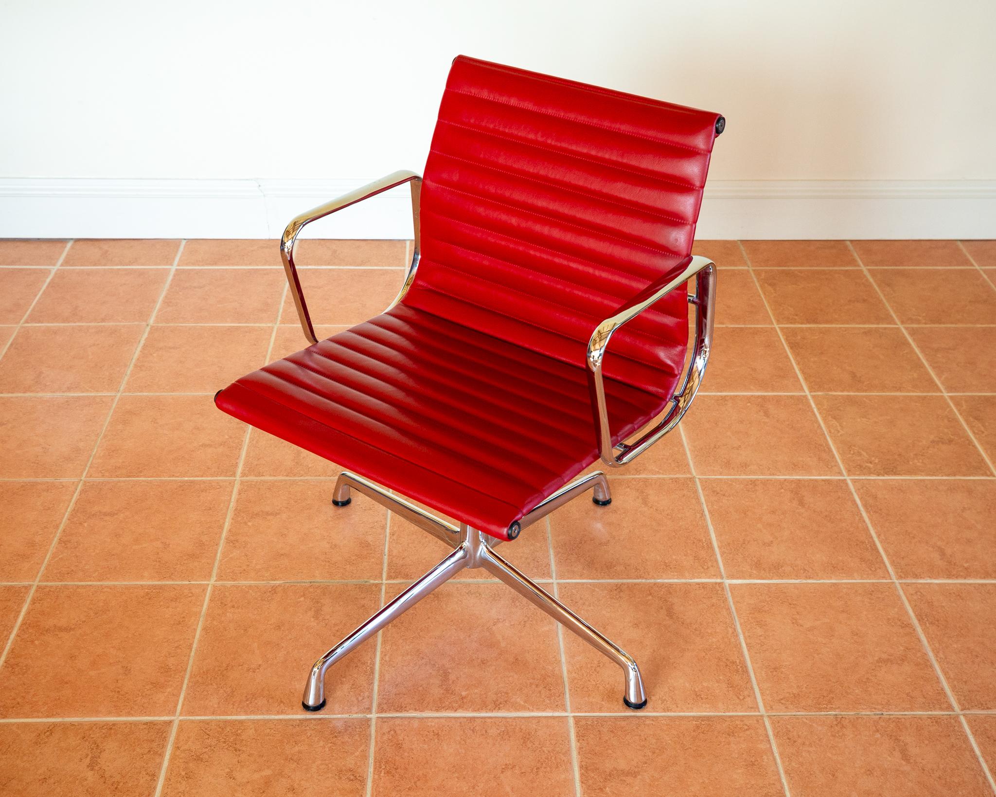 Eames EA108 Armchair by ICF 1 of 4 MCM 1970er Drehstuhl Rotes Leder Chrom Aluminium im Angebot 4
