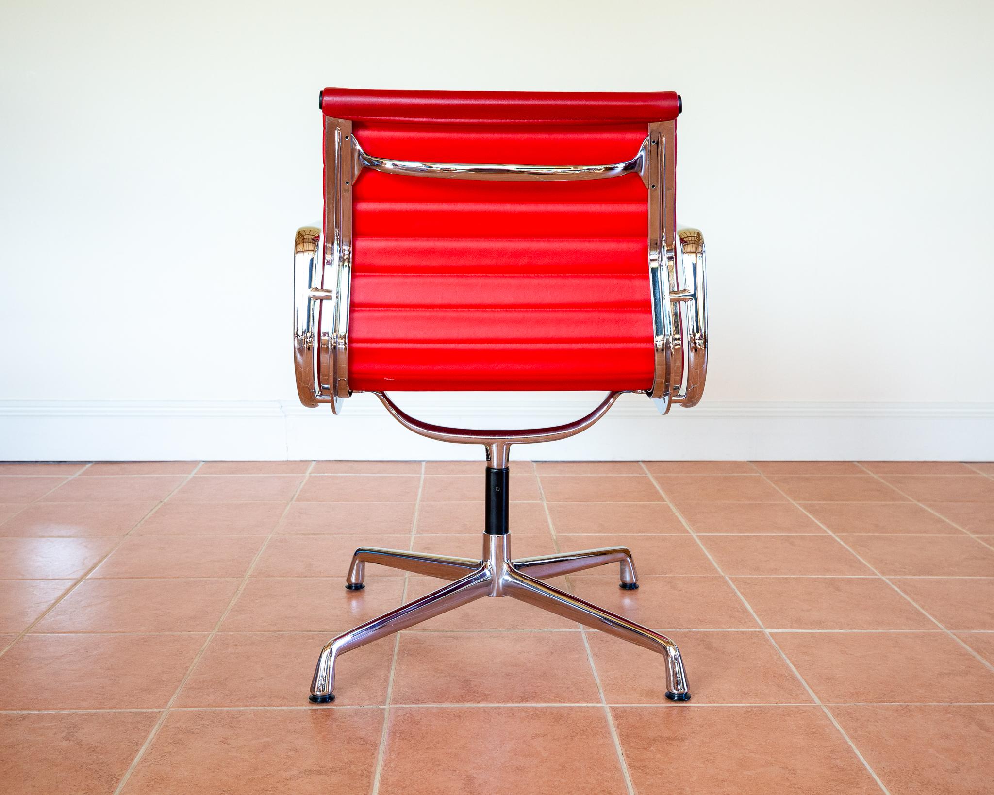 Eames EA108 Armchair by ICF 1 of 4 MCM 1970er Drehstuhl Rotes Leder Chrom Aluminium im Angebot 10