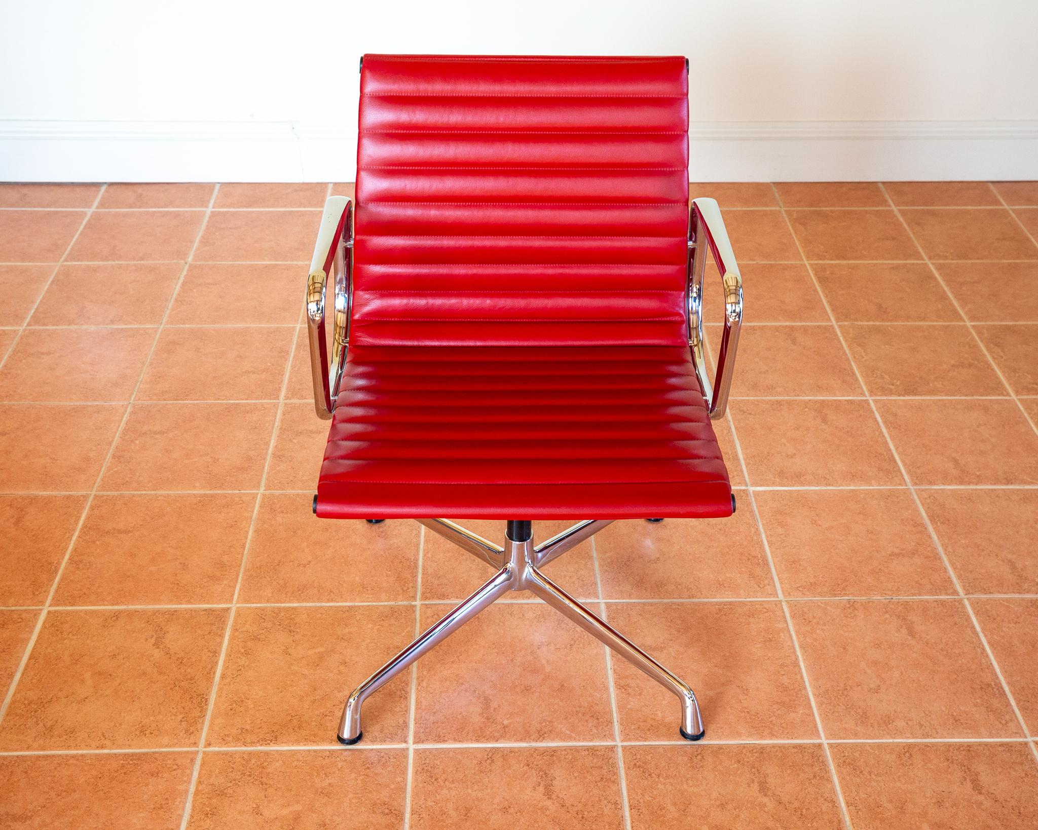 Eames EA108 Armchair by ICF 1 of 4 MCM 1970er Drehstuhl Rotes Leder Chrom Aluminium im Angebot 9