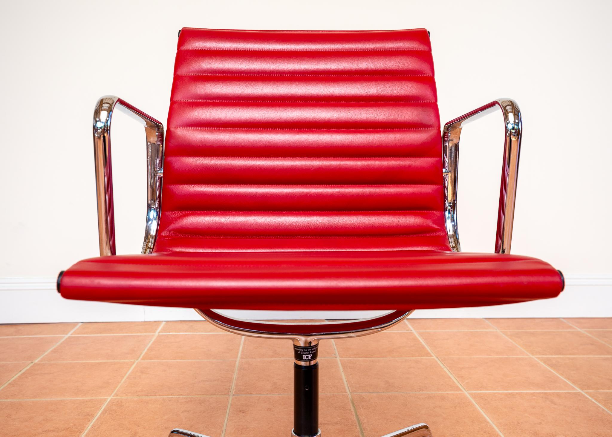 Eames EA108 Armchair by ICF 1 of 4 MCM 1970er Drehstuhl Rotes Leder Chrom Aluminium (Italienisch) im Angebot