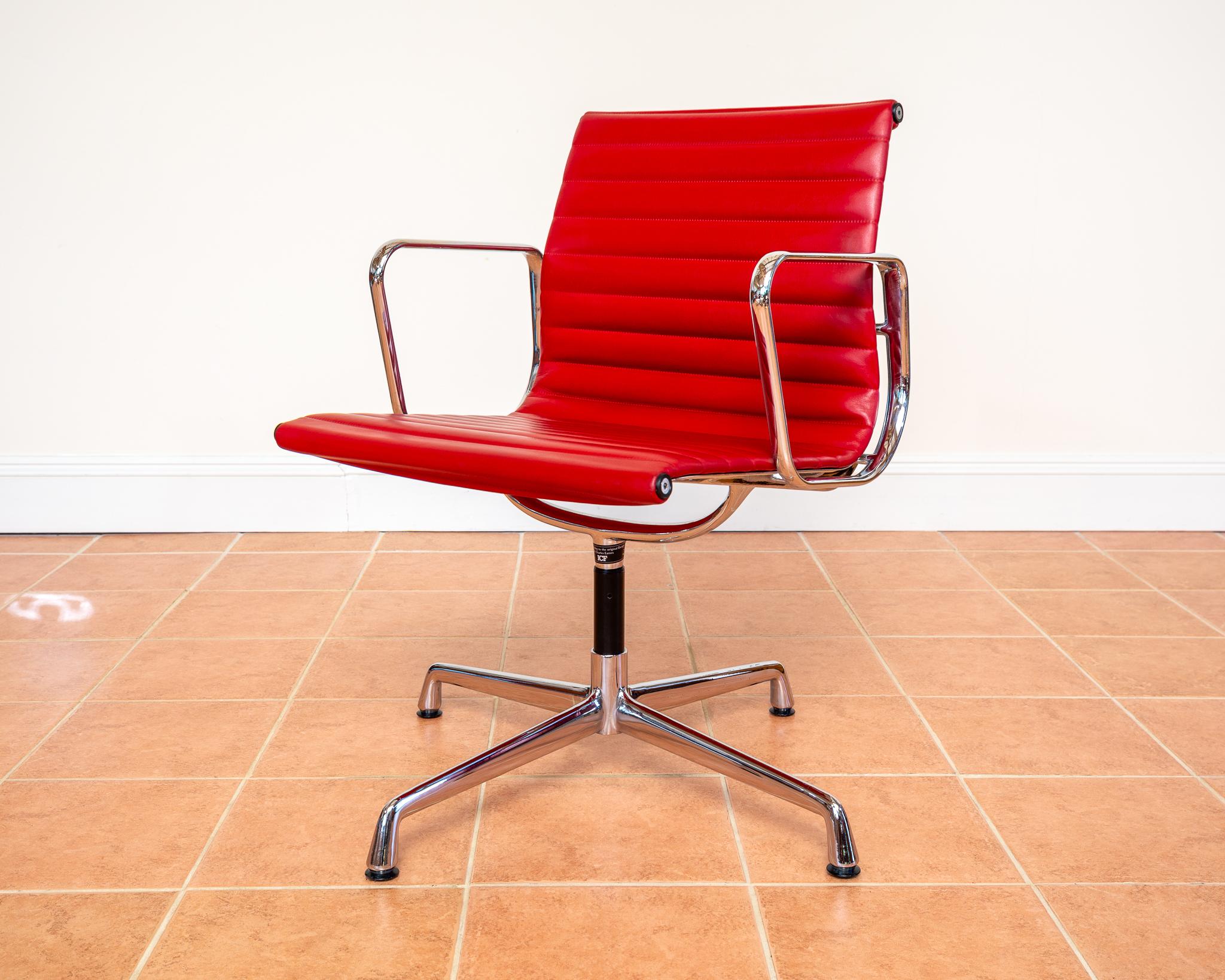 Eames EA108 Armchair by ICF 1 of 4 MCM 1970er Drehstuhl Rotes Leder Chrom Aluminium im Zustand „Gut“ im Angebot in London, GB