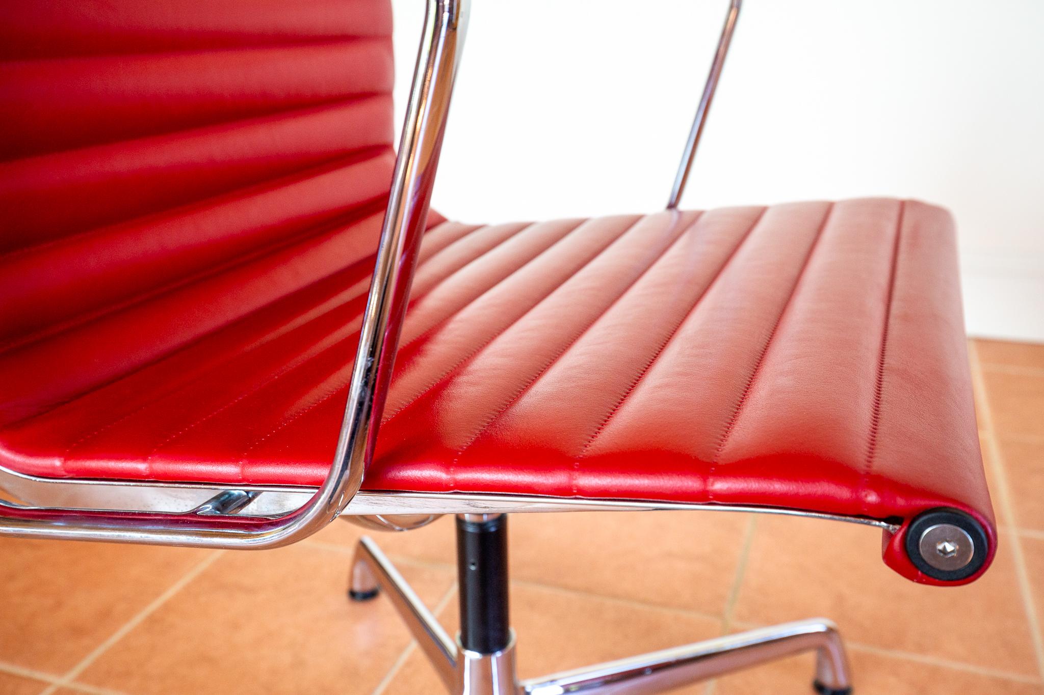 Eames EA108 Armchair by ICF 1 of 4 MCM 1970er Drehstuhl Rotes Leder Chrom Aluminium im Angebot 1