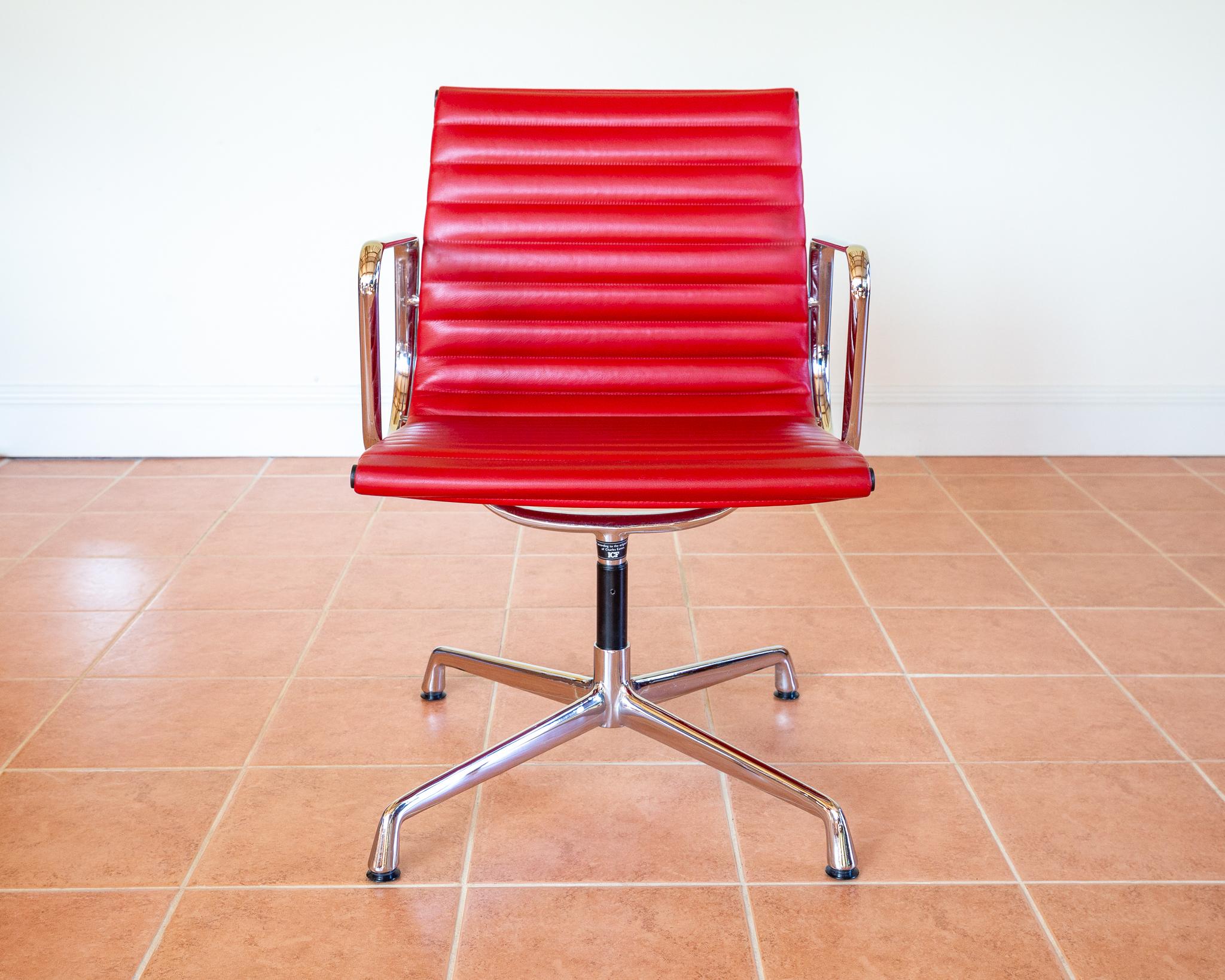 Eames EA108 Armchair by ICF 1 of 4 MCM 1970er Drehstuhl Rotes Leder Chrom Aluminium (20. Jahrhundert) im Angebot