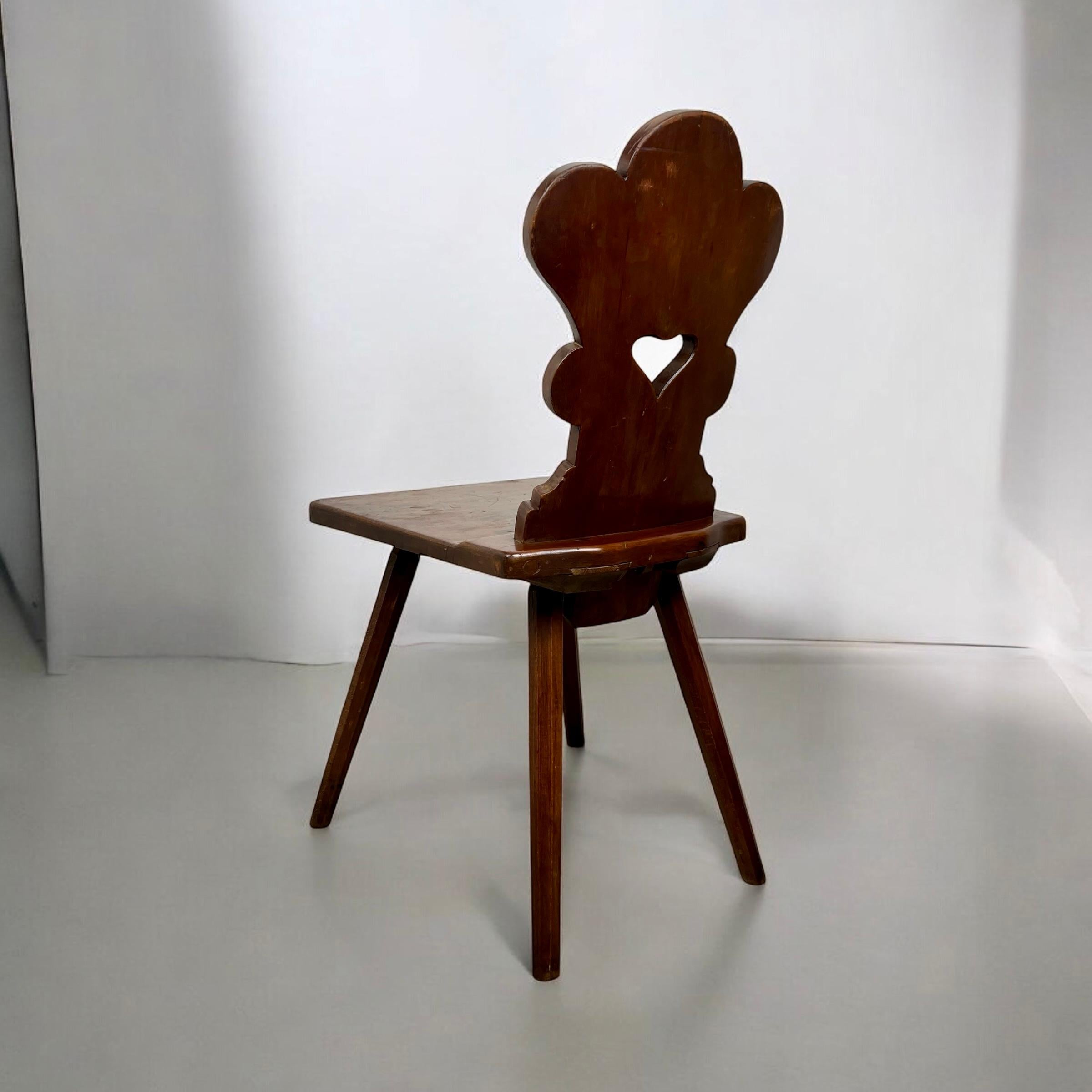 Sculpté à la main Chaise ESCABELLE d'art populaire alpin suisse en vente