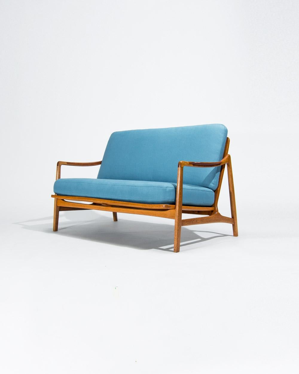 Sofa aus den 1950er Jahren, entworfen vom Ehepaar Tove und Edvard Kindt-Larsen für France & Daverkosen, Modell FD 117. Dieses seltene Zweisitzer-Sofa zeichnet sich durch eine raffinierte Kombination aus Teak und Eiche aus, mit wunderschön