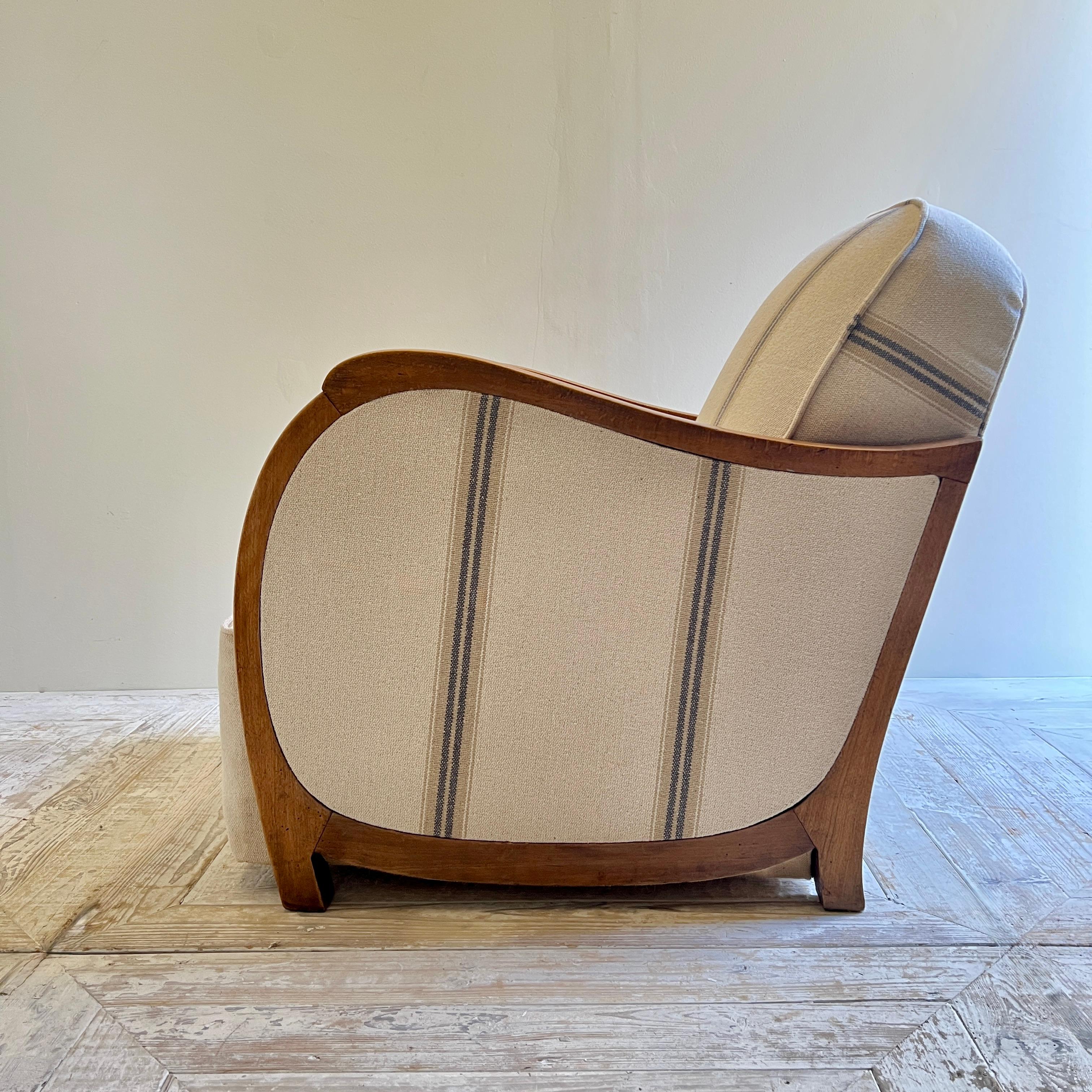 Una coppia di poltrone imbottite in lino Art Déco francese in vendita 1
