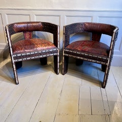 Paire de fauteuils nord-africains en bois massif et cuir ; canapé assorti disponible