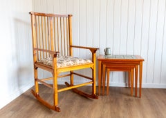 Großer Arts-and-Crafts-Schaukelstuhl im Mission-Stil mit spindelförmiger Rückenlehne, rustikales helles Kiefernholz, 1970er Jahre