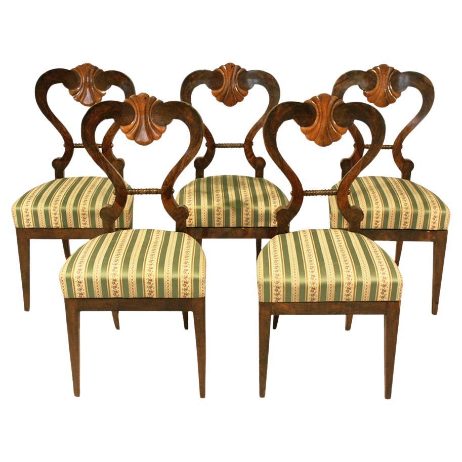 Set aus fünf Biedermeier-Stühlen aus dem 19. Jahrhundert. Wiener Stadt, um 1825.