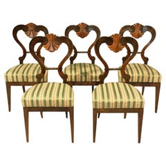 Set aus fünf Biedermeier-Stühlen aus dem 19. Jahrhundert. Wiener Stadt, um 1825.