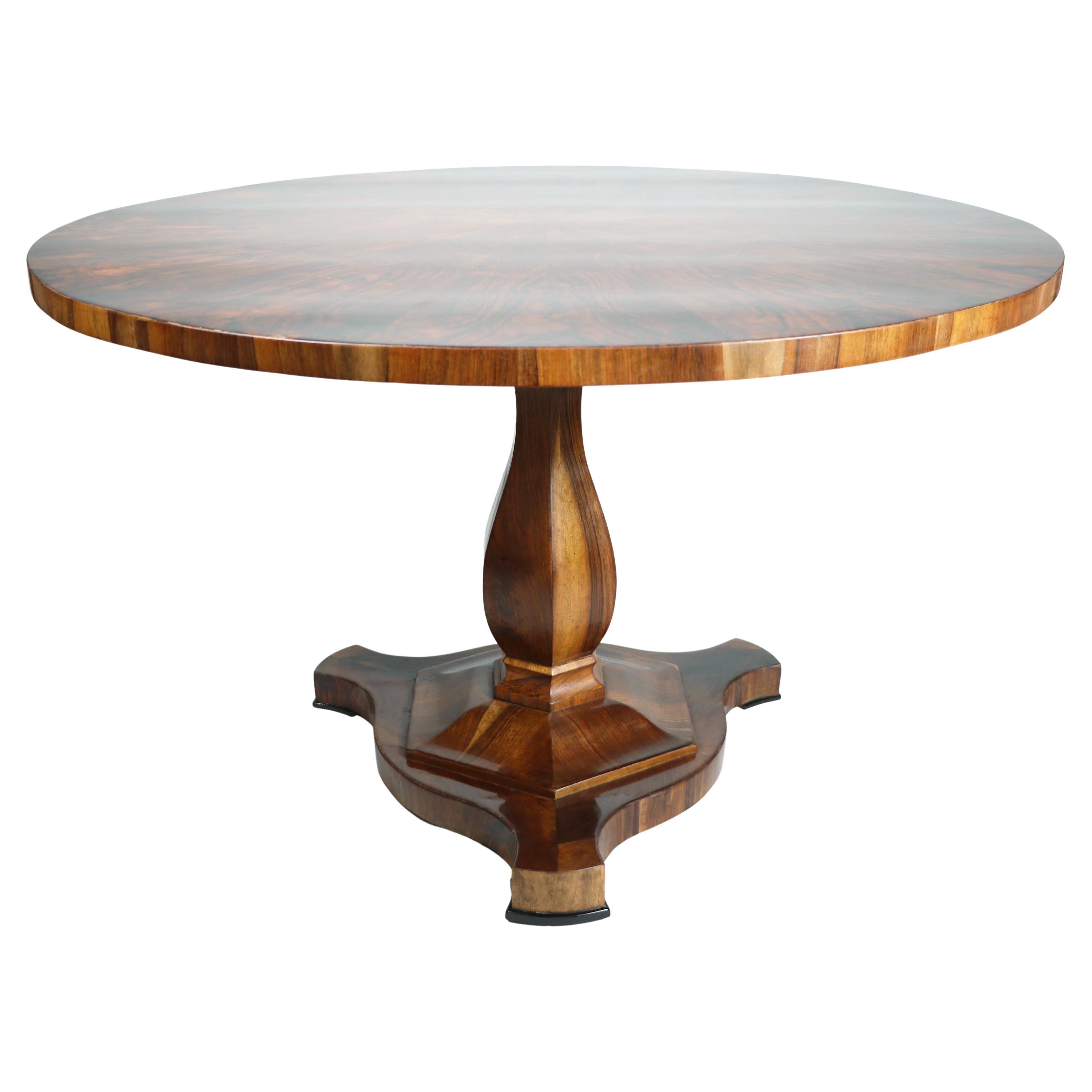Gran mesa central Biedermeier de nogal del siglo XIX. Viena, hacia 1825.
