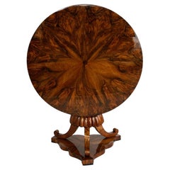 Tavolo in noce Biedermeier del XIX secolo. Vienna, 1825 circa.