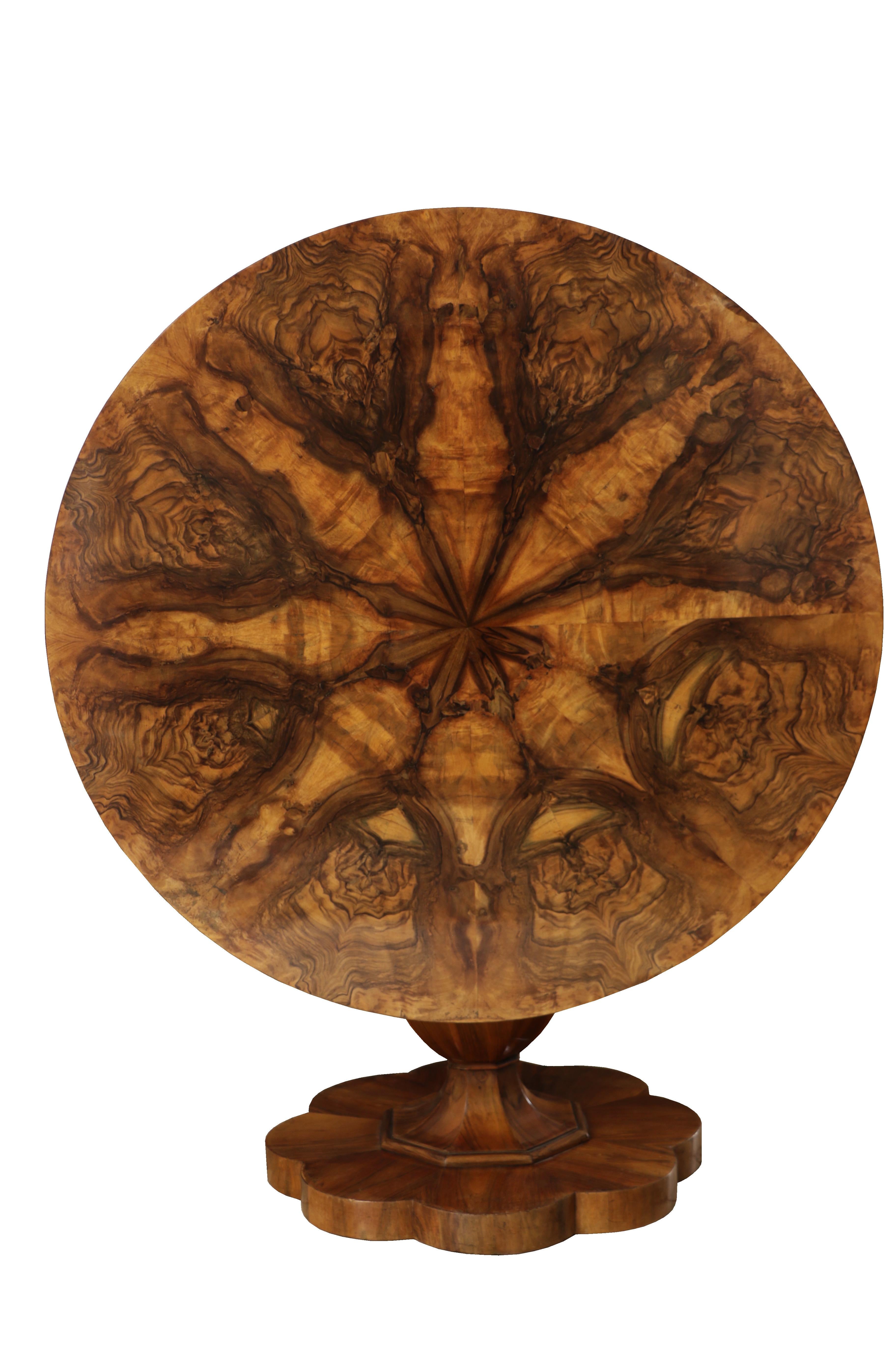 Exceptionnel guéridon viennois en noyer Biedermeier - Vienne, c.C. 1825

Nous sommes fiers de présenter un rare et exceptionnellement beau guéridon Biedermeier, fabriqué à Vienne vers 1825. Cette pièce étonnante illustre les plus belles qualités du