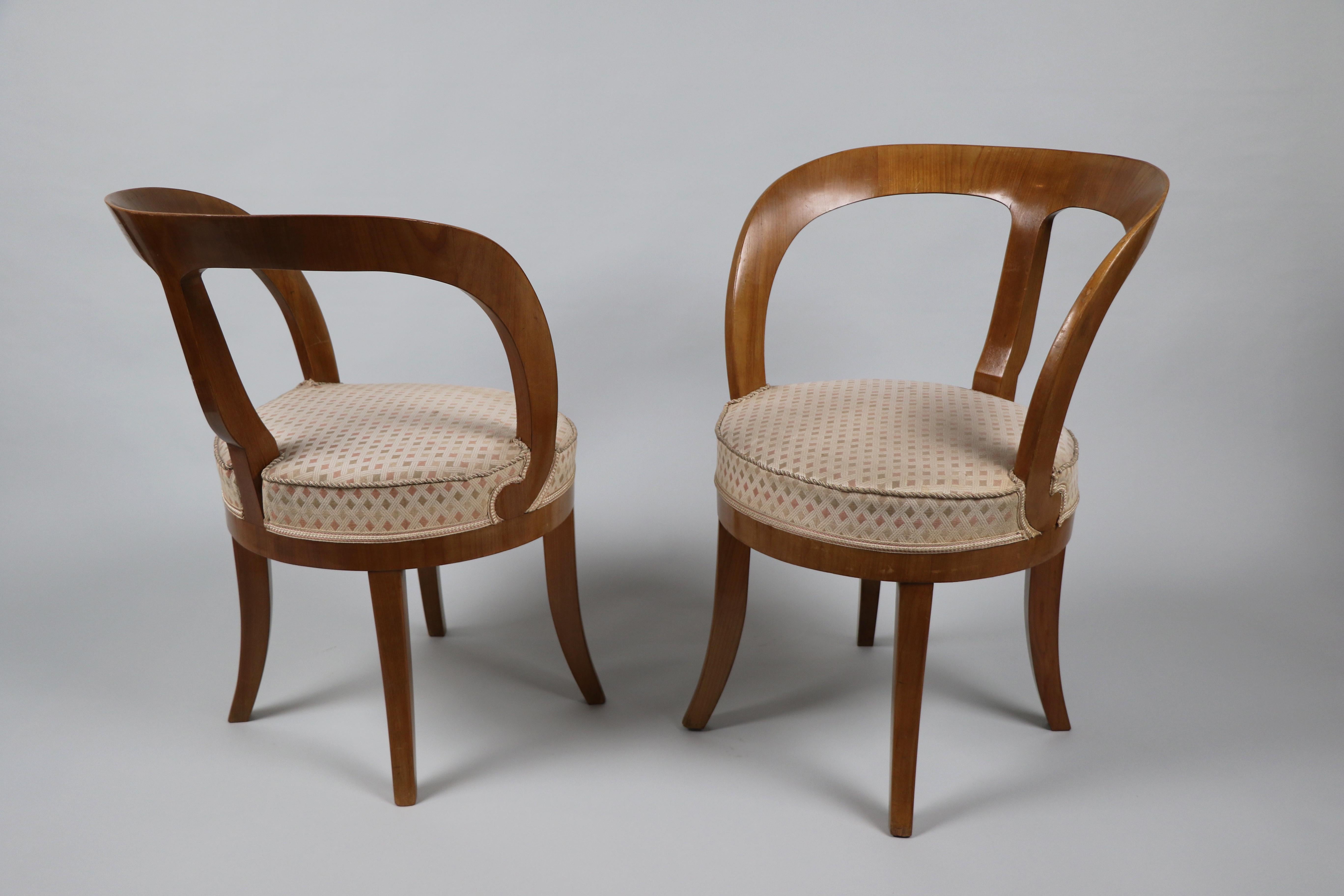 Eccezionale coppia di sedie Biedermeier viennesi - CIRCA 1825

Siamo orgogliosi di offrire una squisita e rara coppia di sedie Biedermeier, magistralmente realizzate a Vienna intorno al 1825. Questi originali di 200 anni fa rappresentano l'essenza