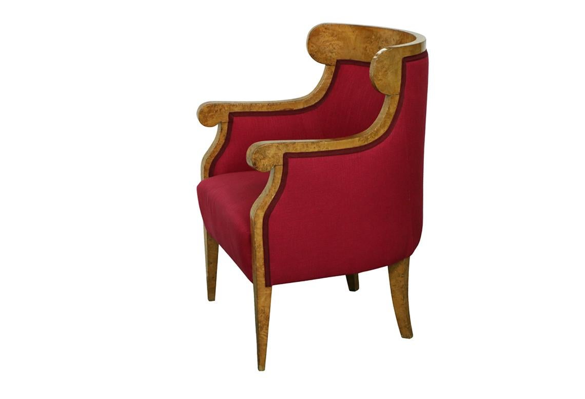 Rare et exquise bergère viennoise Biedermeier - Circa 1825

Nous avons le plaisir de présenter une bergère Biedermeier-Vienna exceptionnellement élégante et rare, fabriquée à Vienne vers 1825. Cette pièce est un exemple remarquable du design