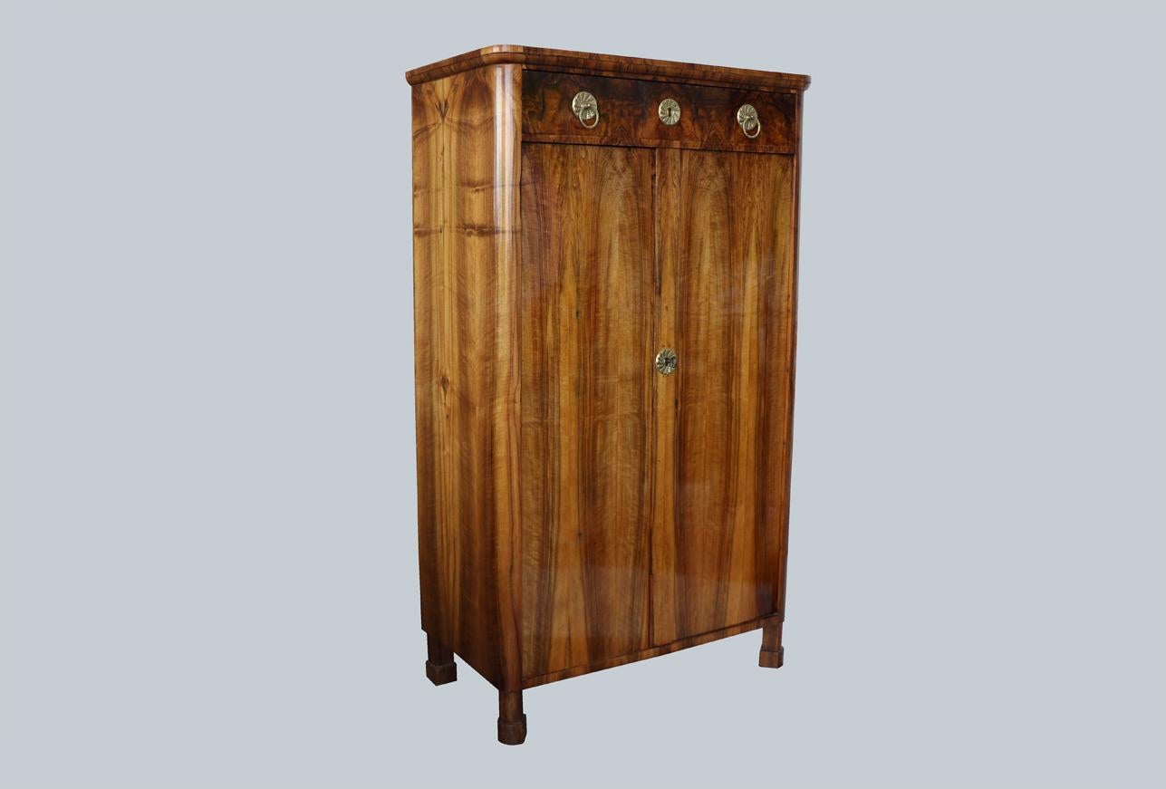 Elegante und seltene große Wiener Biedermeier Trumeau Kommode - CIRCA 1825

Wir haben die Ehre, eine außergewöhnliche und elegante Wiener Biedermeier-Truhe zu präsentieren, die um 1825 gefertigt wurde - ein seltenes Meisterwerk, das die Reinheit,