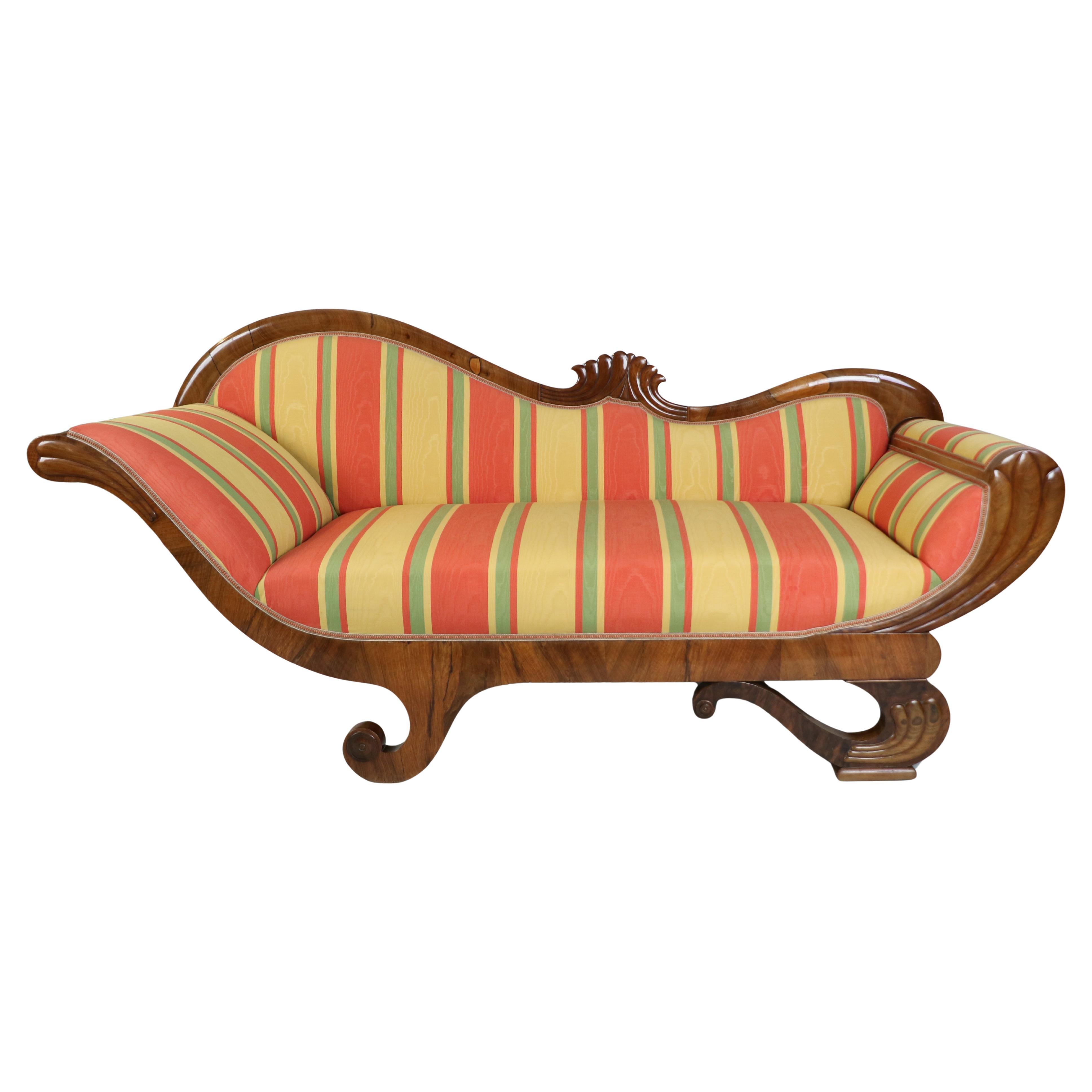 19th Century Fine Biedermeier Walnut Recamiere. Vienna, c. 1825.