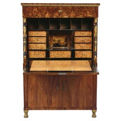 Excepcional secreter de estilo Biedermeier del siglo XIX, de madera de nogal. Viena, hacia 1825.