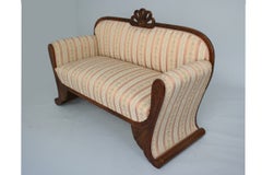 Exceptionnel canapé en noyer Biedermeier du XIXe siècle. Vienne, vers 1825.