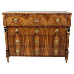 Commode en noyer Biedermeier du XIXe siècle. Vienne, vers 1825.