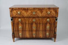 Cassettiera in noce Biedermeier del XIX secolo. Vienna, 1825 circa.