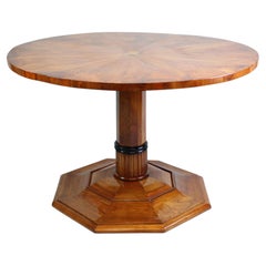 Excepcional mesa con pedestal vienesa de estilo Biedermeier, de madera de cerezo. Viena c. 1825