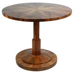 Fina mesa Biedermeier de nogal del siglo XIX. Viena, hacia 1825.