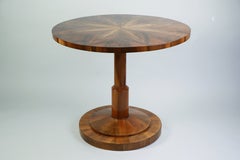 Fina mesa Biedermeier de nogal del siglo XIX. Viena, hacia 1825.