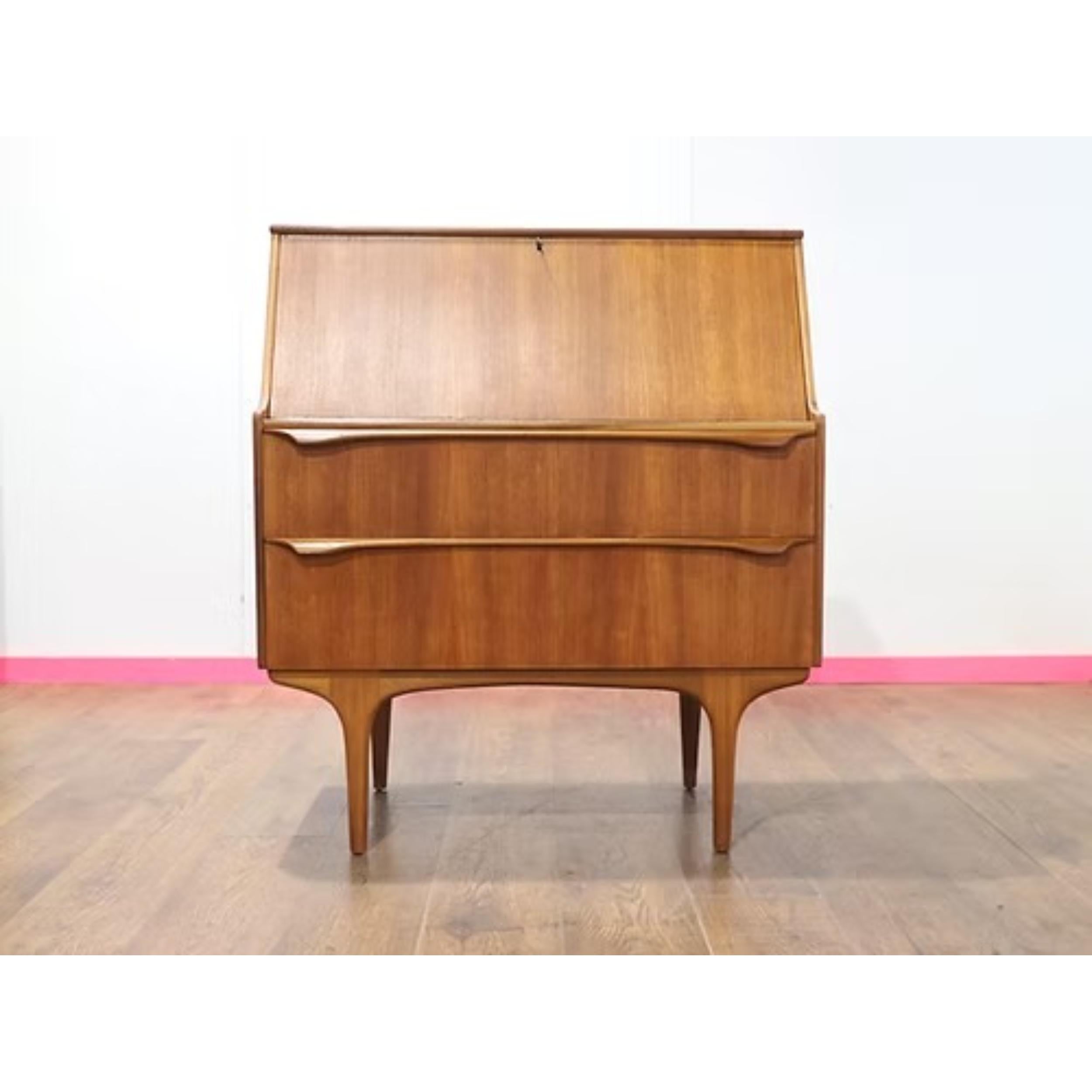 Mid-Century Modern Bureau secret en teck vintage et moderne du milieu du siècle par S Form Danish Style en vente