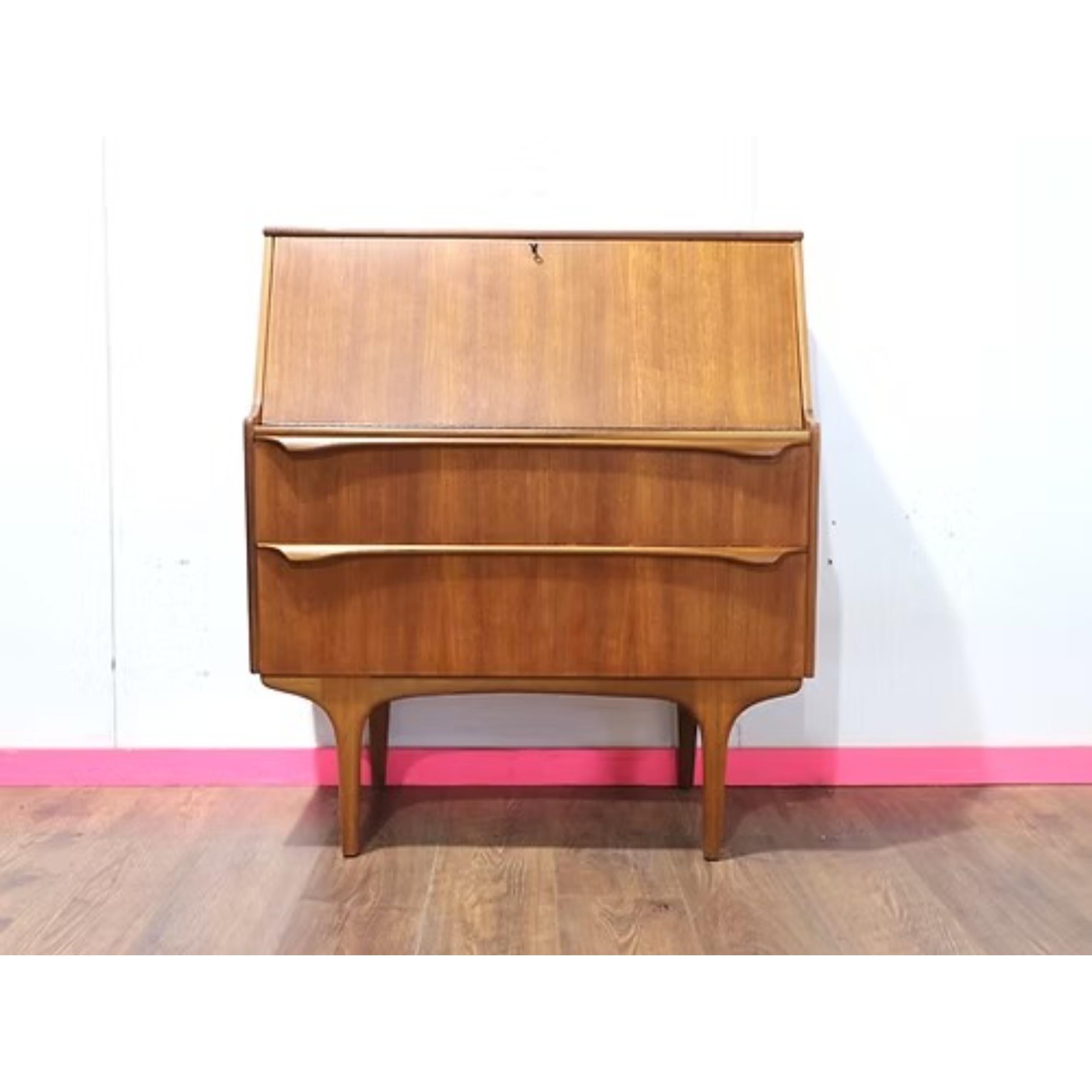 Teck Bureau secret en teck vintage et moderne du milieu du siècle par S Form Danish Style en vente