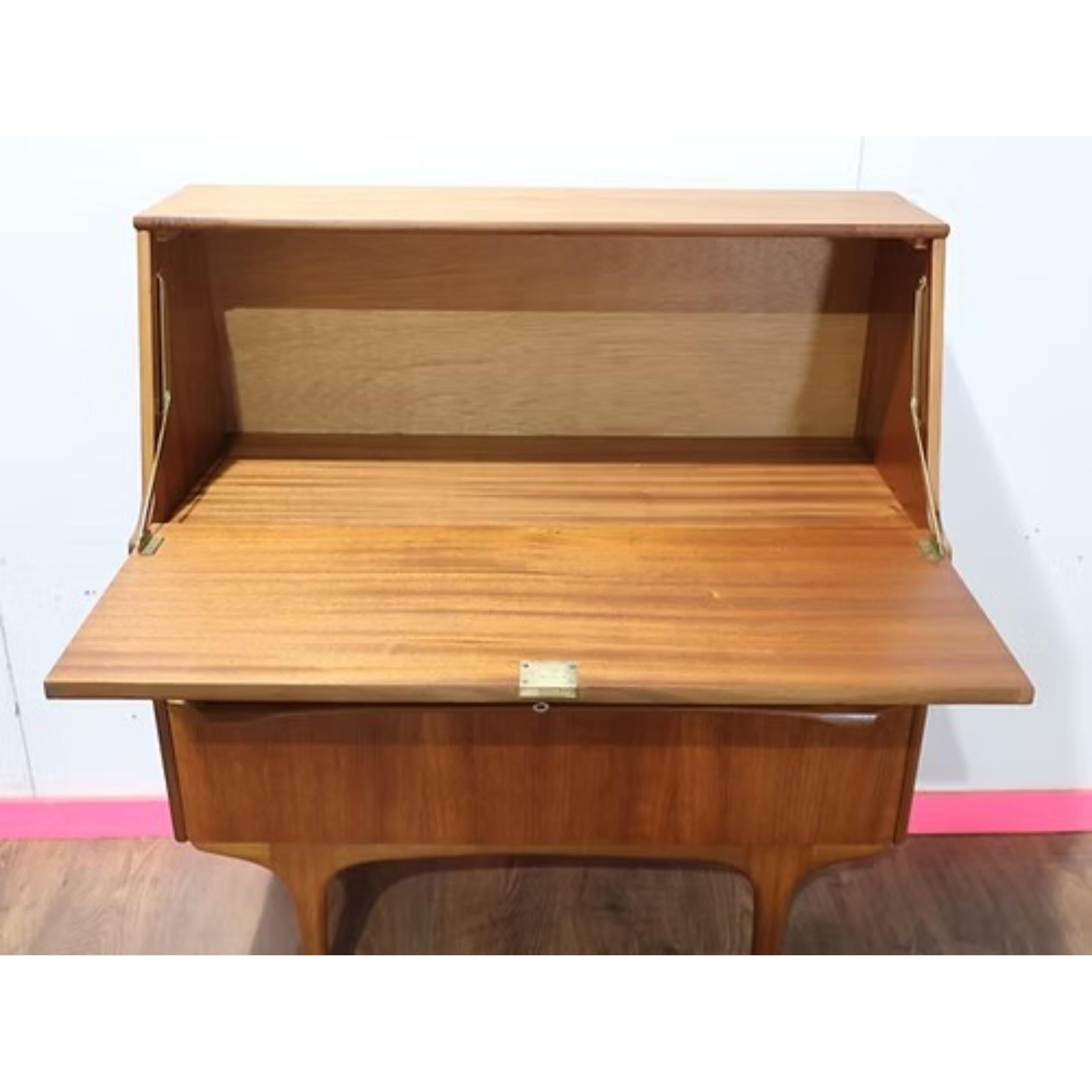 Bureau secret en teck vintage et moderne du milieu du siècle par S Form Danish Style Bon état - En vente à Los Angeles, CA