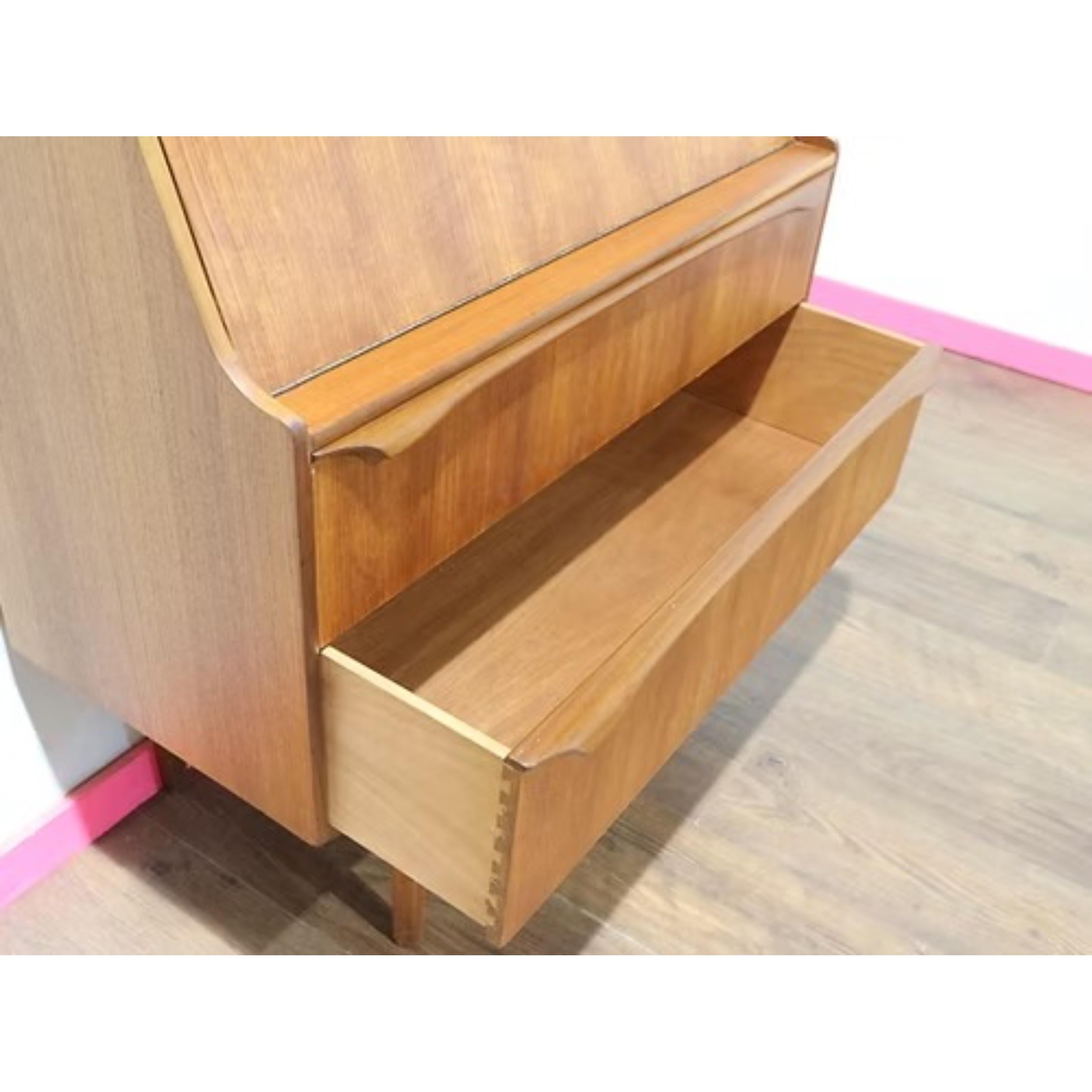 Britannique Bureau secret en teck vintage et moderne du milieu du siècle par S Form Danish Style en vente