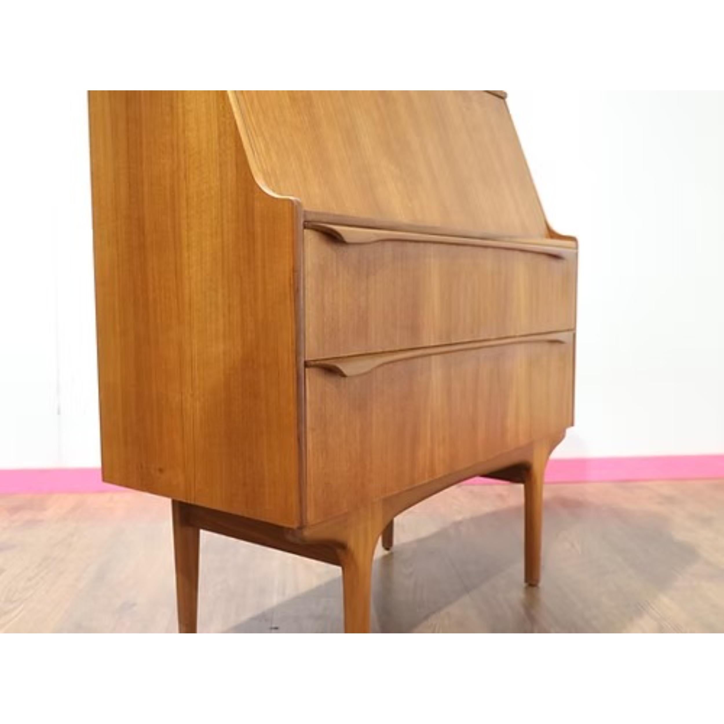 Découvrez un trésor intemporel avec ce bureau secrétaire en teck, fabriqué par le célèbre Sutcliffe dans le cadre de sa gamme S Form. Cette pièce exquise est dotée de fantastiques poignées et met en valeur l'impeccable style danois qui incarne le