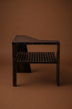 Tavolino angolare scultoreo in legno in stile contemporaneo – Tavolino angolare “Sens” di Marcela Cure