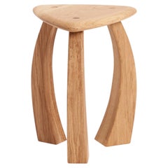 Tabouret « Arc de Stool '52 » de fabrication artisanale, en chêne massif, à trois pieds